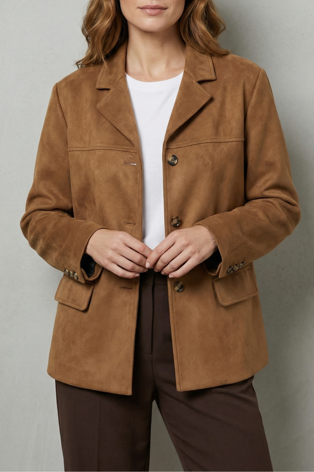 Blazer Damen mit klassischem Schnitt und praktischen Taschen - 1