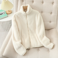 Flauschige Damenjacke mit hohem Kragen und Reißverschluss - 1