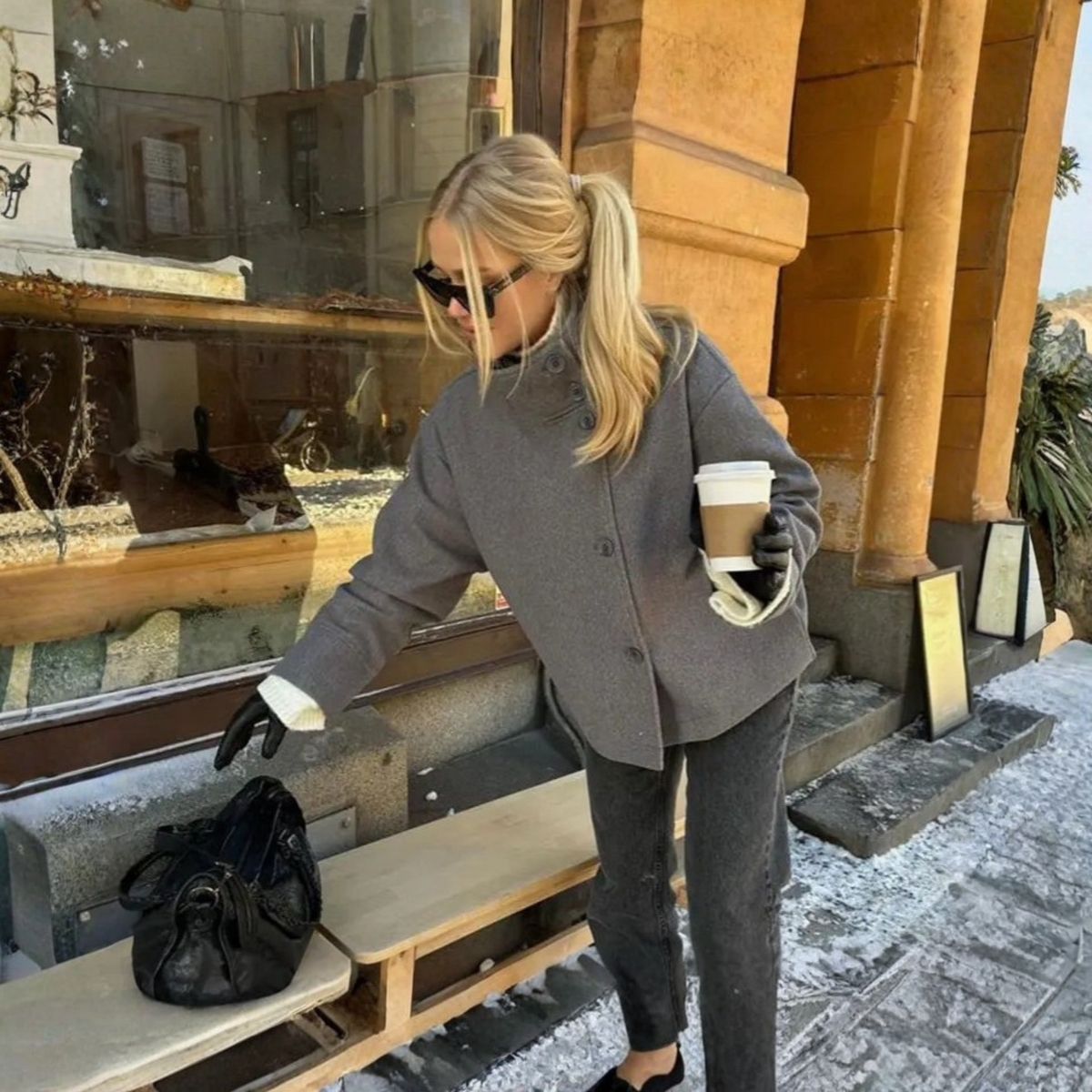 Moderne Damenjacke mit Stehkragen und Knopfdetails - 2