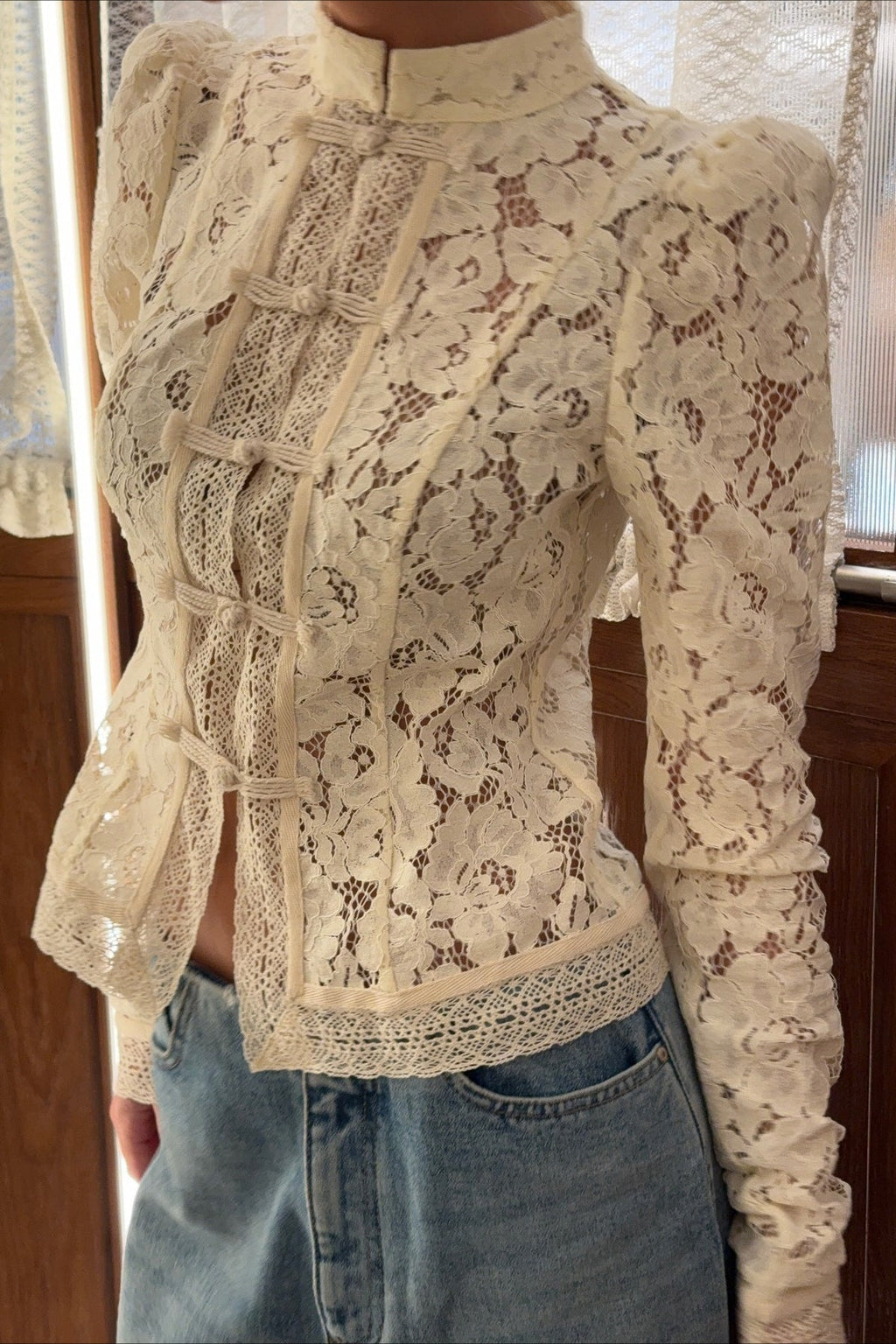 Bluse Damen mit elegantem Schnitt und dekorativem Verschluss - 6