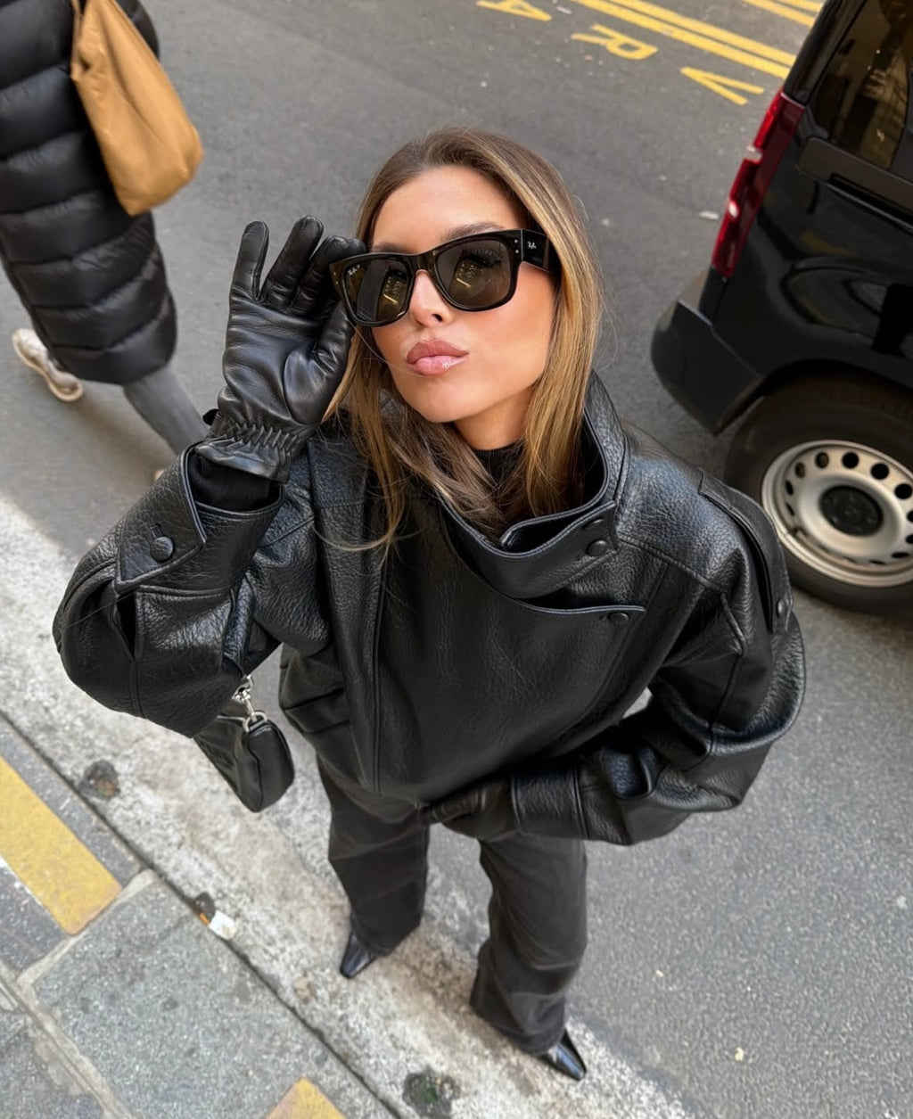 Oversized Damenjacke mit hohem Kragen und modernem Schnitt - 1