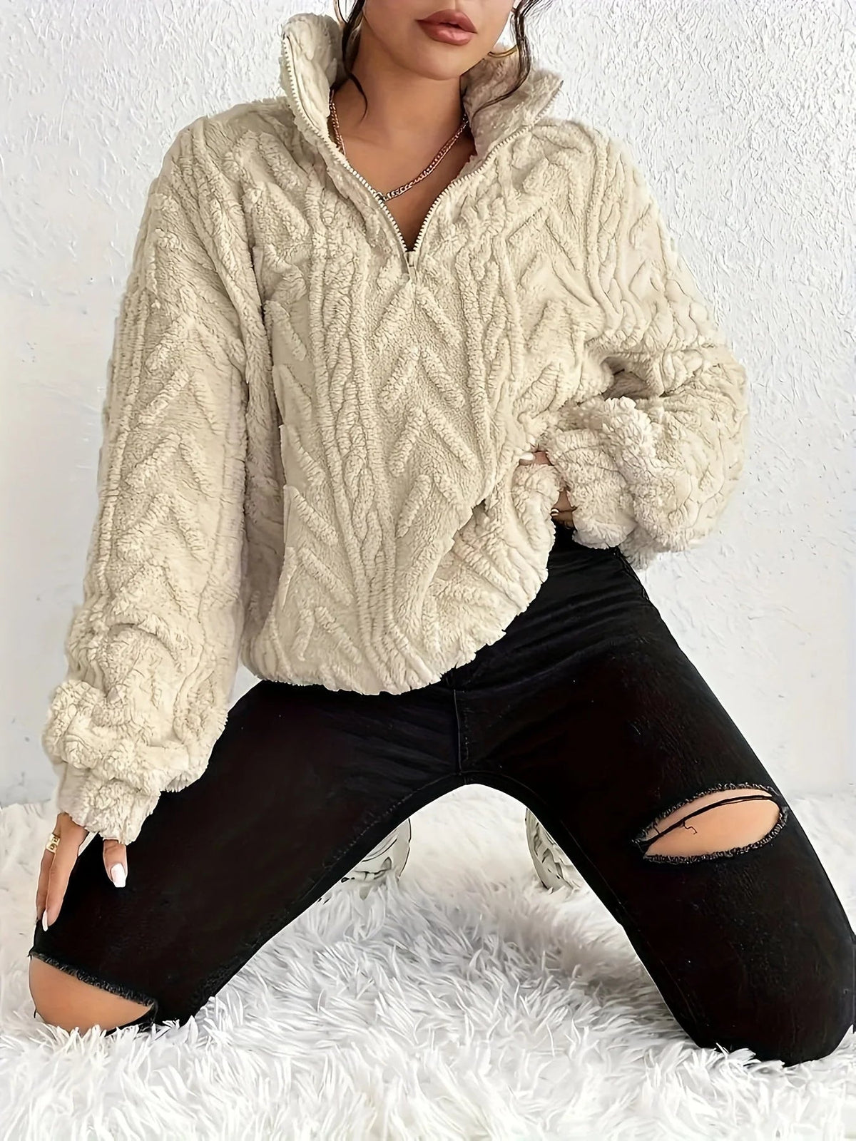 Damenpullover mit Stehkragen und strukturiertem Design - 1
