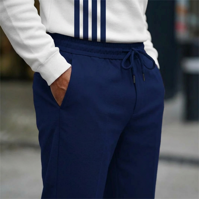 Modisches Herrenoutfit mit Zip-Hemd und lässiger Hose - 9