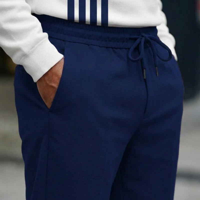 Modisches Herrenoutfit mit Zip-Hemd und lässiger Hose - 10