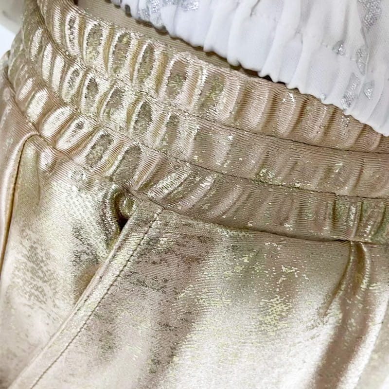 Stylisches Damen Outfit mit V-Ausschnitt und funkelnden Details - 5