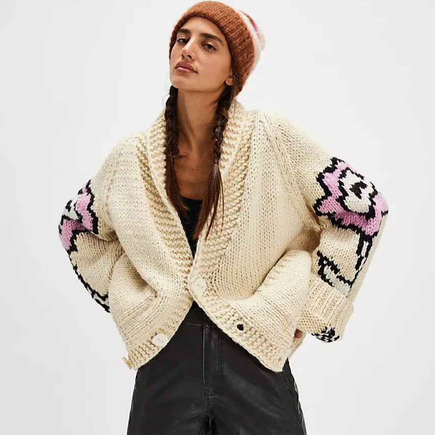 Oversized Cardigan Damen mit floralem Design und tiefem Schalkragen | T&S - 1 - Modeglanz