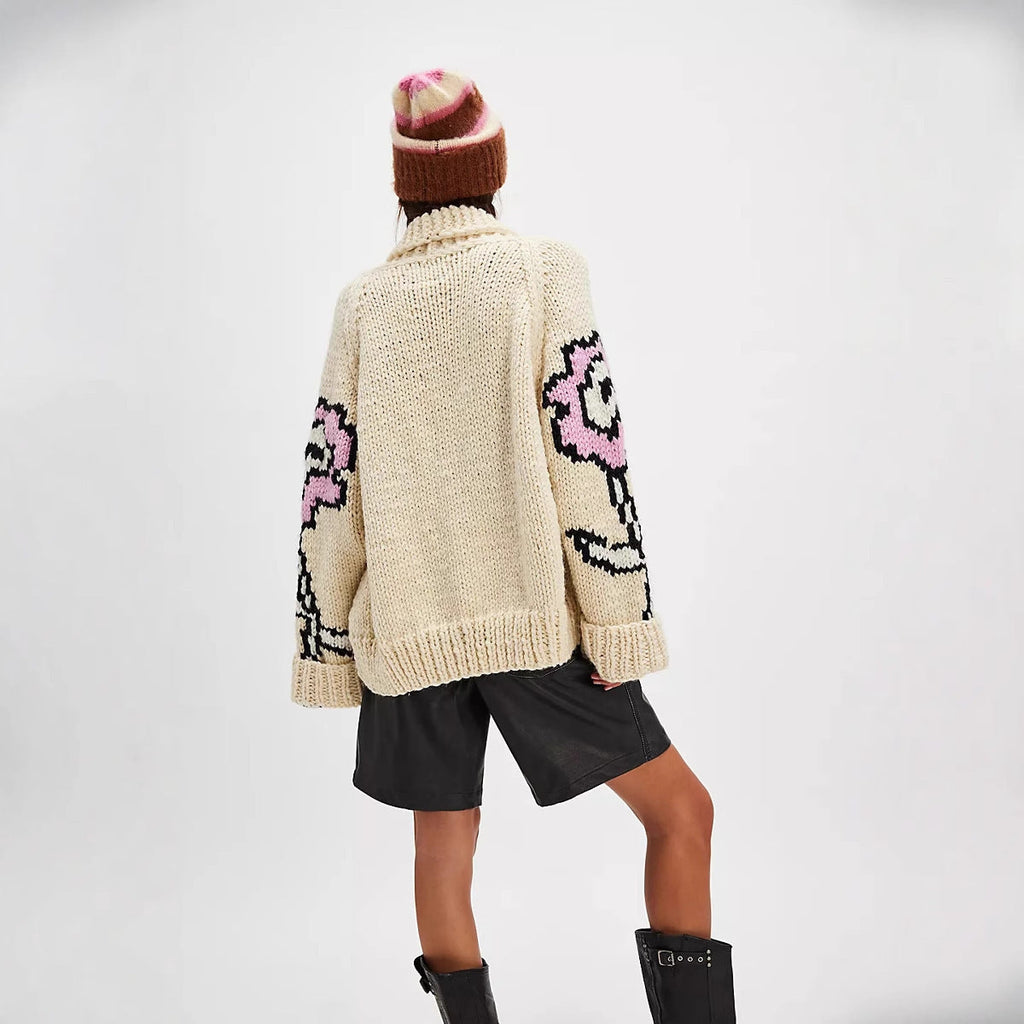 Oversized Cardigan Damen mit floralem Design und tiefem Schalkragen | T&S - 3 - Modeglanz