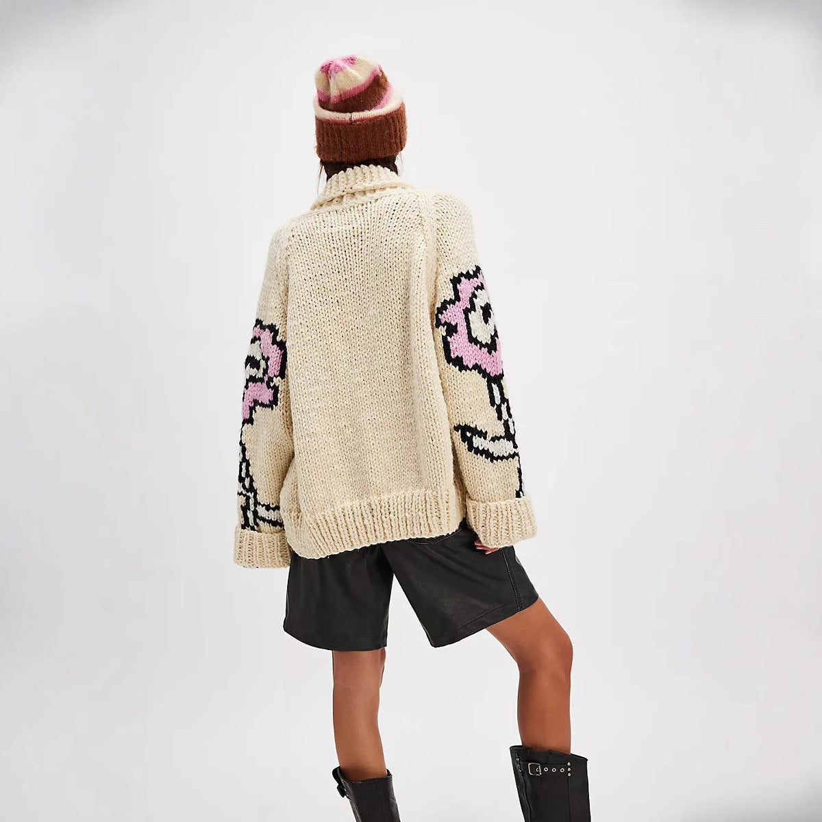 Oversized Cardigan Damen mit floralem Design und tiefem Schalkragen | T&S - 3 - Modeglanz