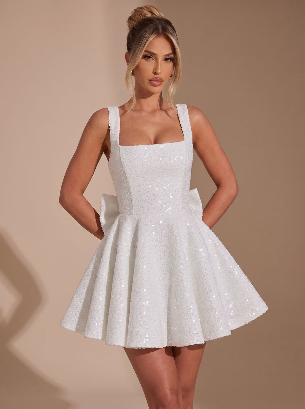 Mini Kleid Damen | Ausgestellter Schnitt mit Rückenknoten | T&S - 10 - Modeglanz