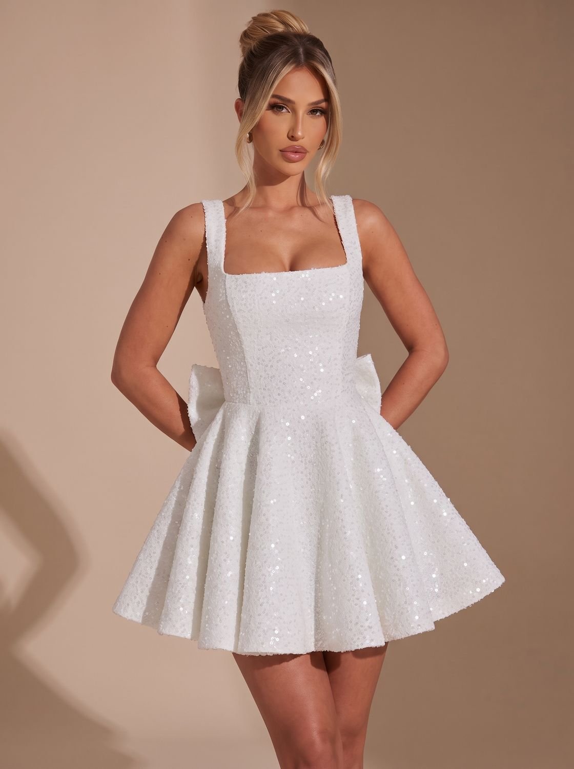 Mini Kleid Damen | Ausgestellter Schnitt mit Rückenknoten | T&S - 10 - Modeglanz