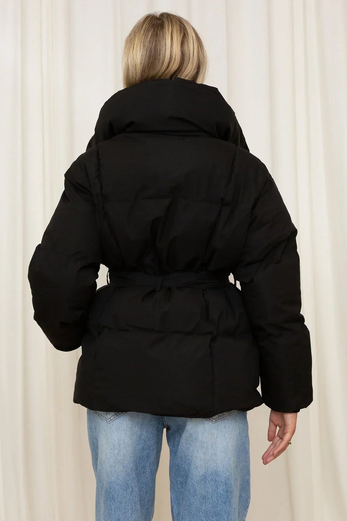 Damen Jacke mit Taillengürtel und markantem Kragen – lässiger Oversize-Schnitt - 6 - Trendlinie