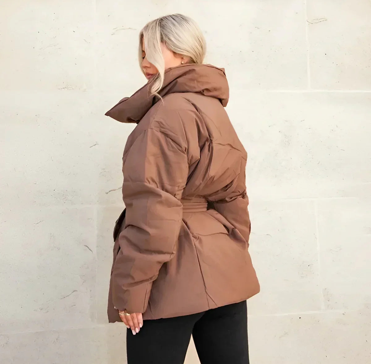 Damen Jacke mit Taillengürtel und markantem Kragen – lässiger Oversize-Schnitt - 7 - Trendlinie