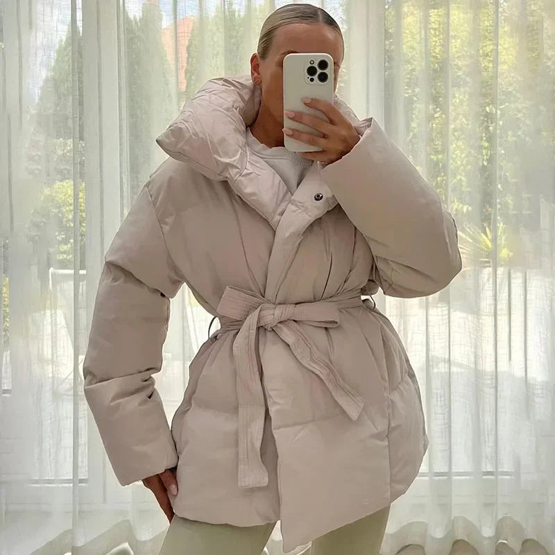 Damen Jacke mit Taillengürtel und markantem Kragen – lässiger Oversize-Schnitt - 8 - Trendlinie