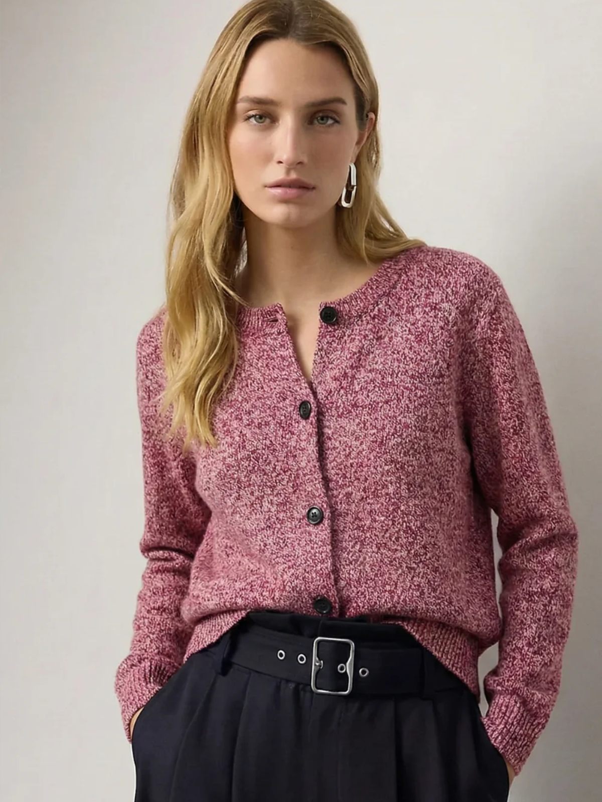Stylischer Damen Cardigan mit Knöpfen und Rundhalsausschnitt - 1 - Trendlinie