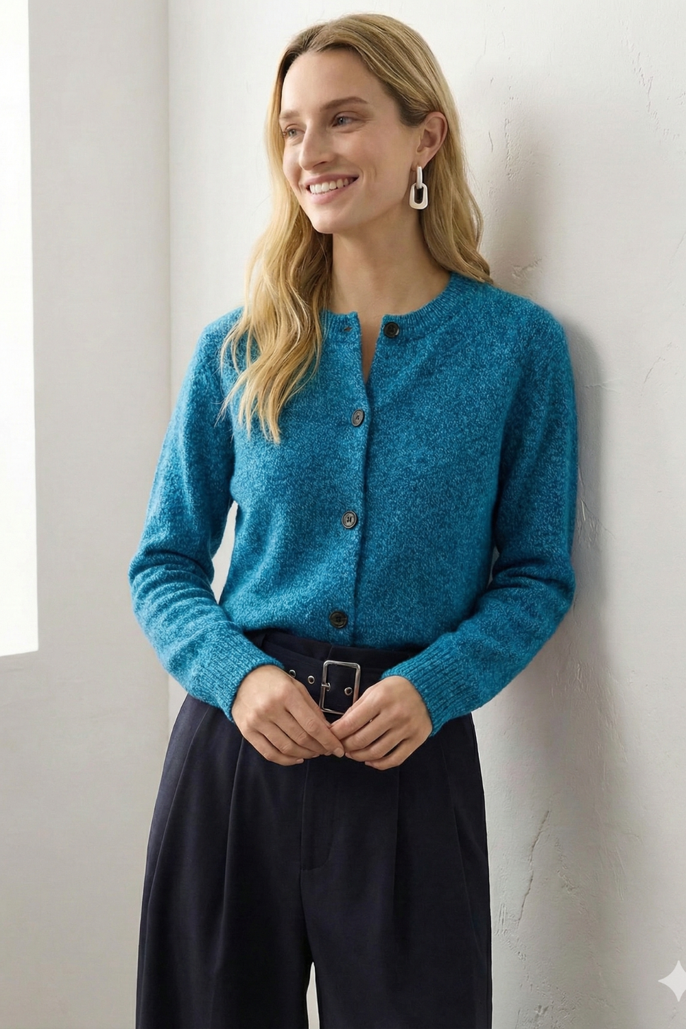 Stylischer Damen Cardigan mit Knöpfen und Rundhalsausschnitt - 3 - Trendlinie