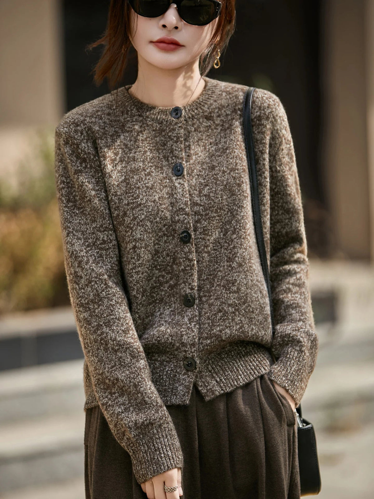 Stylischer Damen Cardigan mit Knöpfen und Rundhalsausschnitt - 10 - Trendlinie