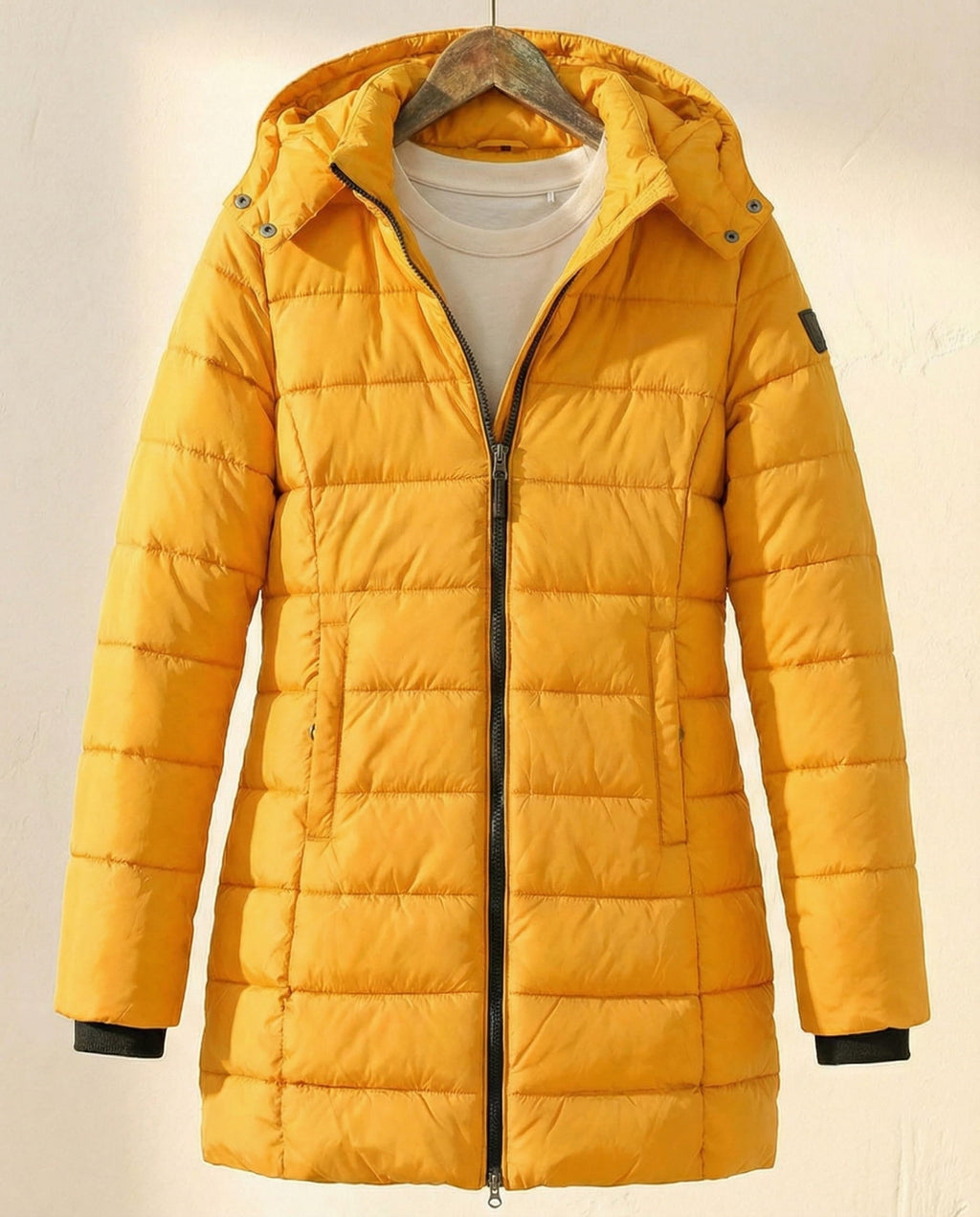 Damen Jacke mit Kapuze und tailliertem Schnitt – in trendigem Gelb - 1 - Trendlinie