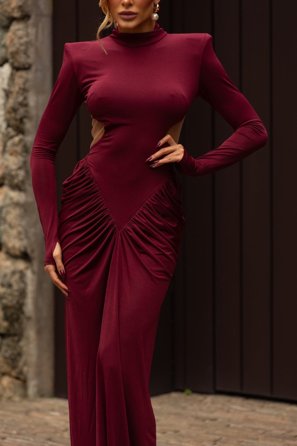 Abendkleid Damen mit figurbetonter Silhouette und hohem Kragen - 3 - Trendlinie