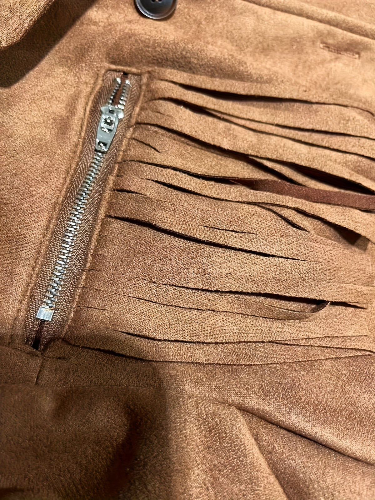 Stylische Damen-Fransenjacke mit praktischen Reißverschlusstaschen und figurbetontem Design - 3 - Trendlinie