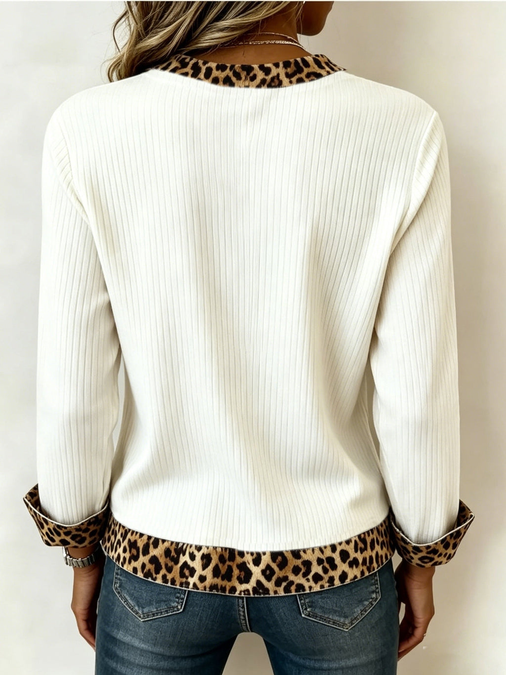 Elegante Damenbluse mit V-Ausschnitt und Tiermuster-Details - 3 - Trendlinie