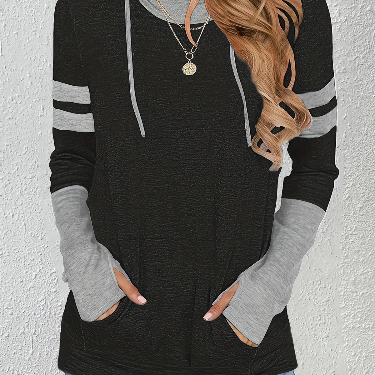 Damen Hoodie mit praktischen Daumenlöchern und sportlichen Streifen - 1 - Trendlinie