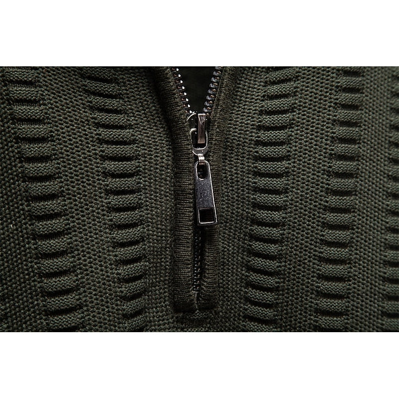 Herrenpullover mit Stehkragen und Reißverschluss in Olivgrün - 3 - Trendlinie