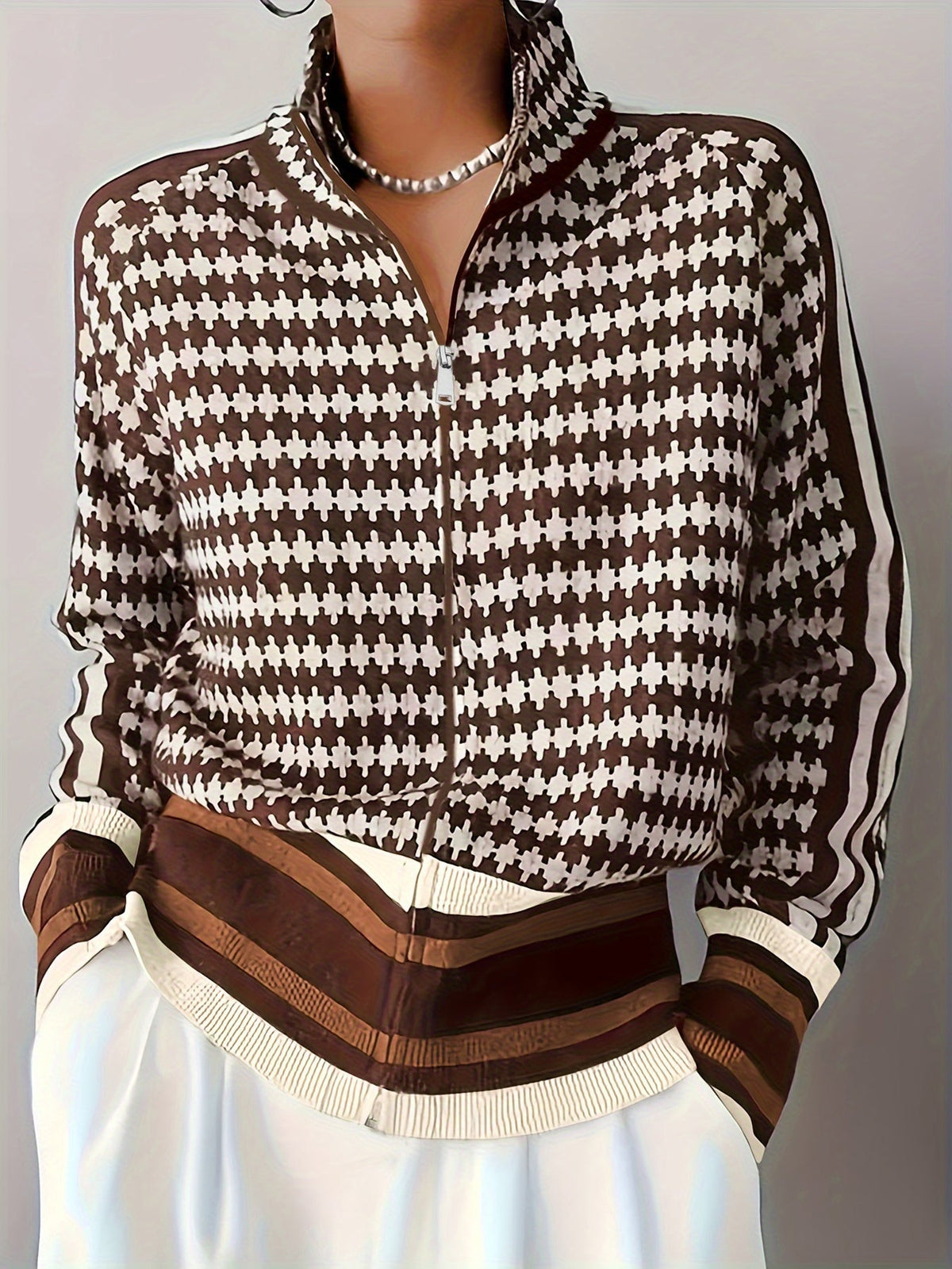 Damen Pullover mit Stehkragen und Karomuster in Braun und Creme - 3 - Trendlinie