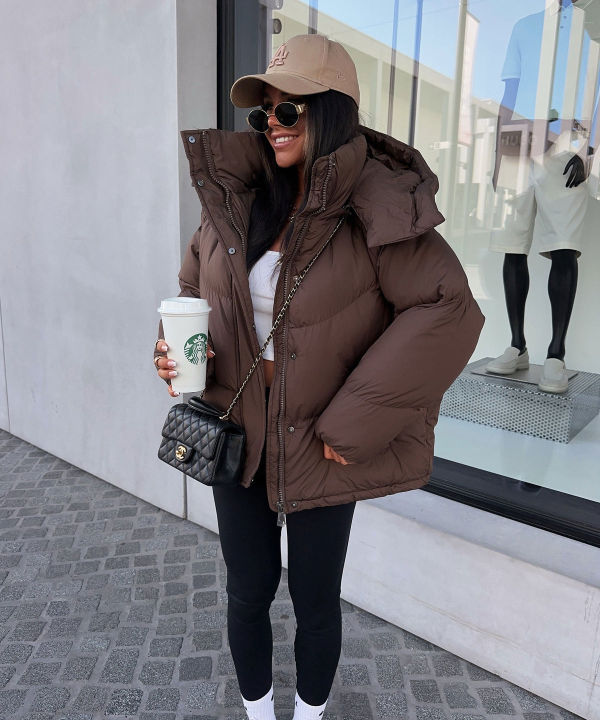 Damen Pufferjacke mit Kapuze im Oversize-Stil und praktischem Reißverschluss - 4 - Trendlinie