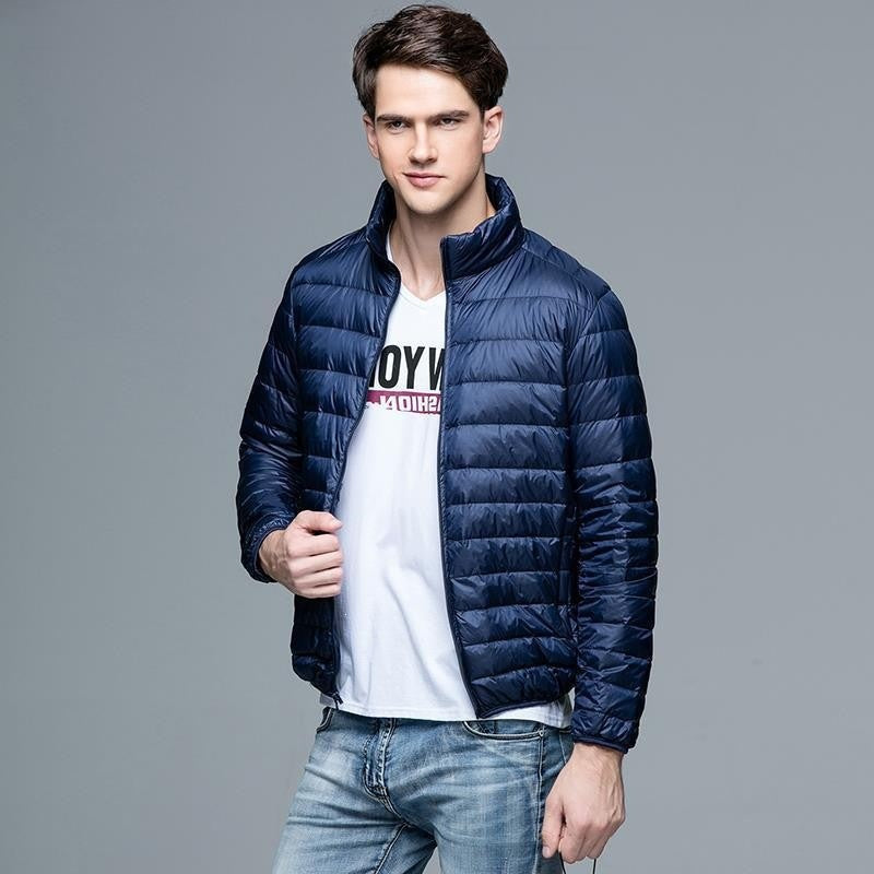 Leichte Herrenjacke mit praktischer Reißverschlusstasche - 1 - Trendlinie