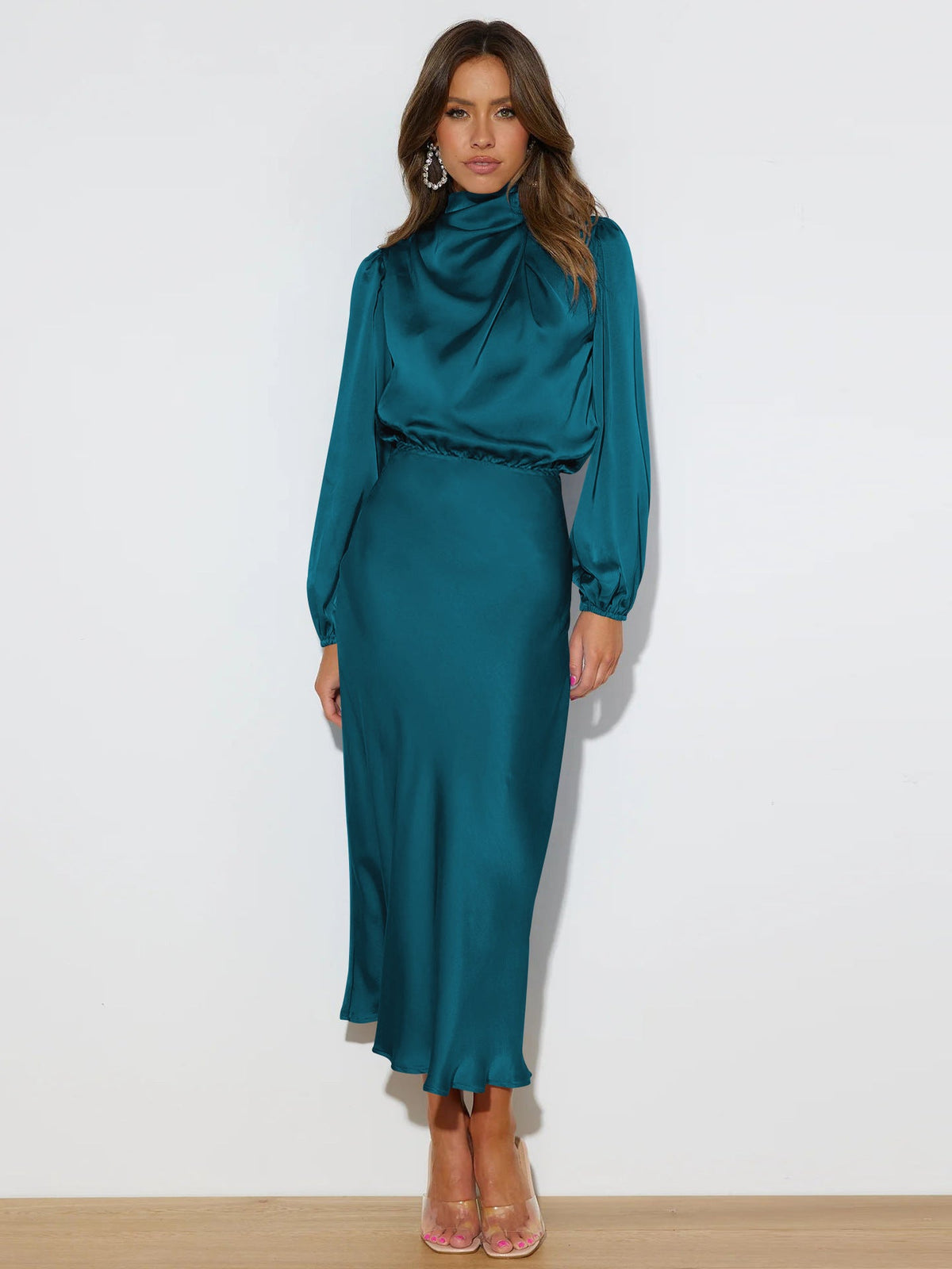 Elegantes Midi Kleid für Damen mit hohem Kragen und langen Ärmeln - 4 - Trendlinie