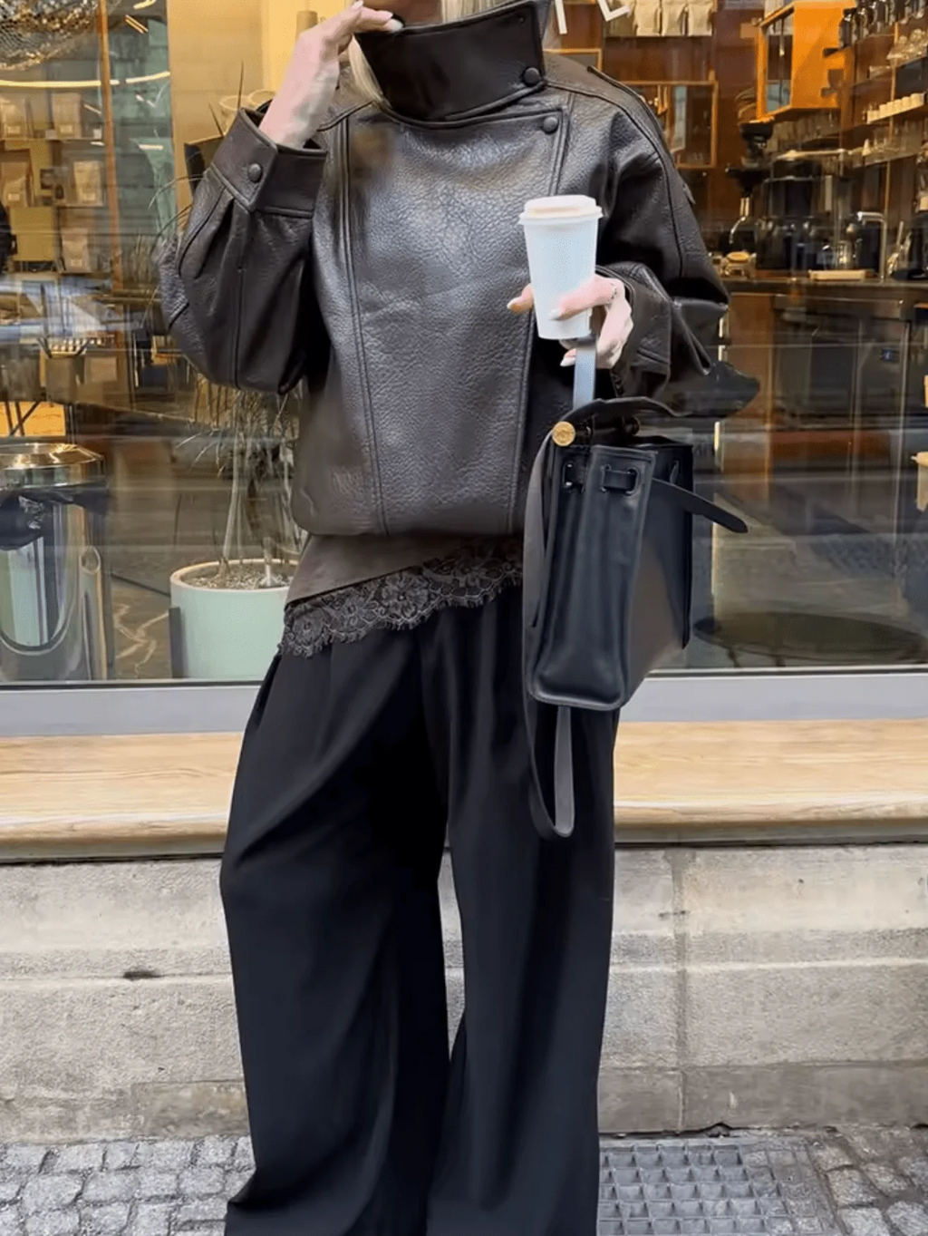 Jacke Damen schwarz oversize mit hohem Kragen und asymmetrischem Reißverschluss